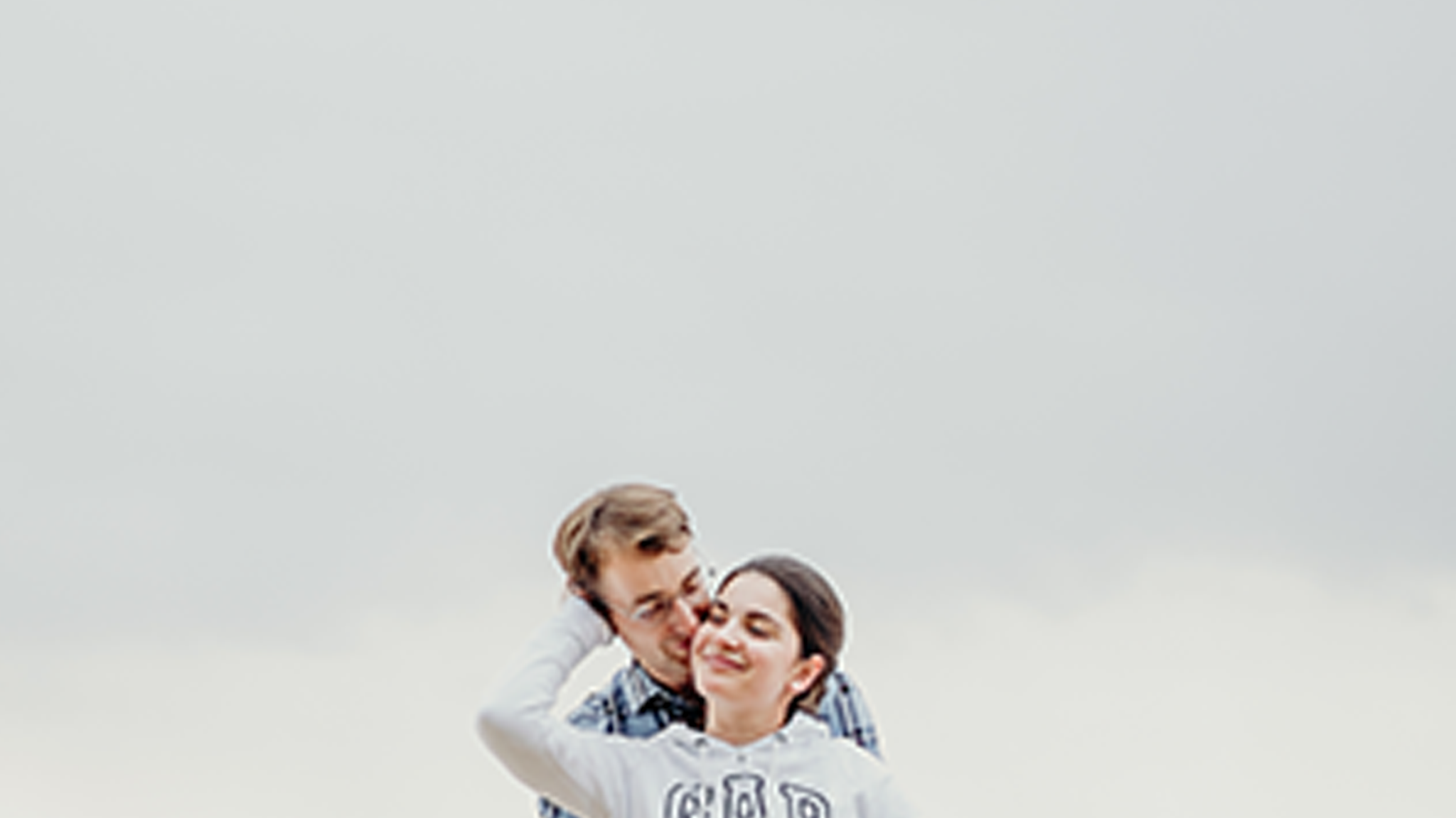 Oczaruj się zaręczynami Karoliny i Kuby z pierścionkiem Luna w tle.