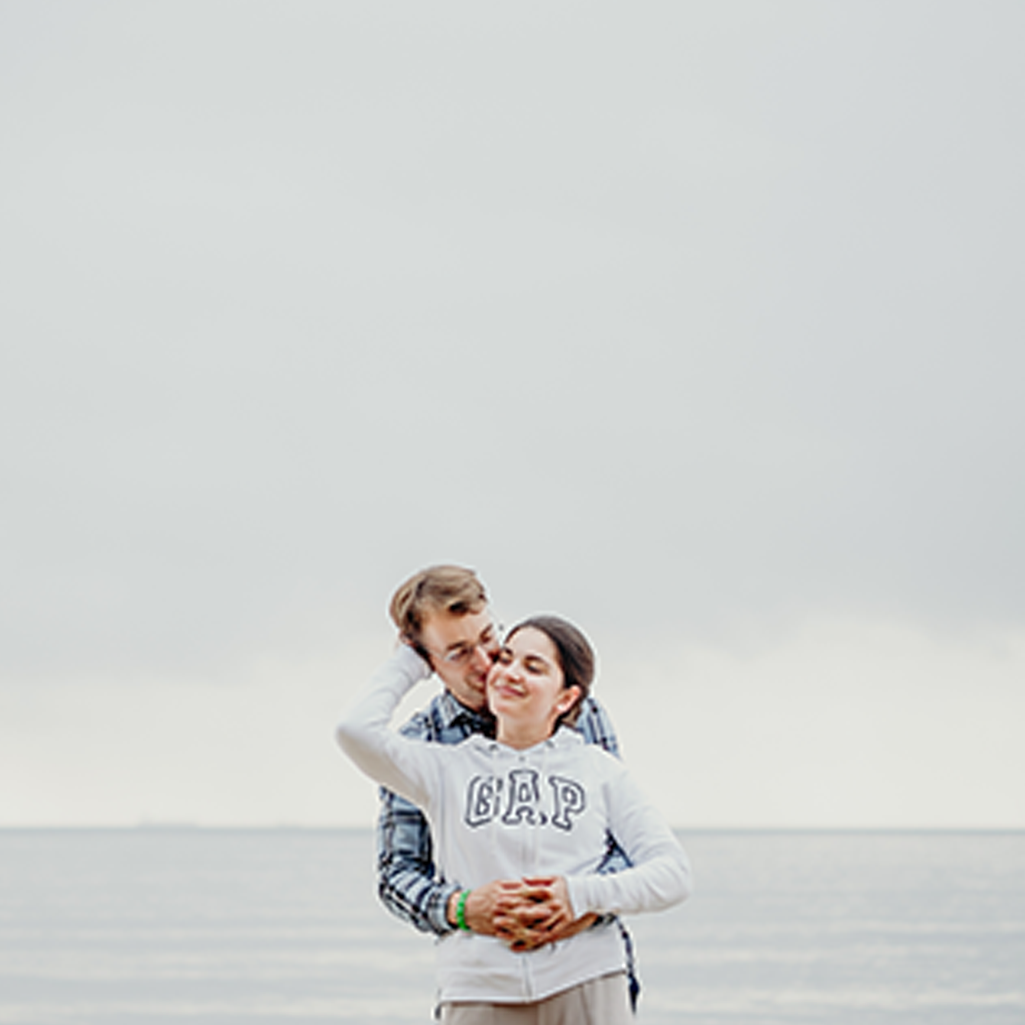 Oczaruj się zaręczynami Karoliny i Kuby z pierścionkiem Luna w tle.