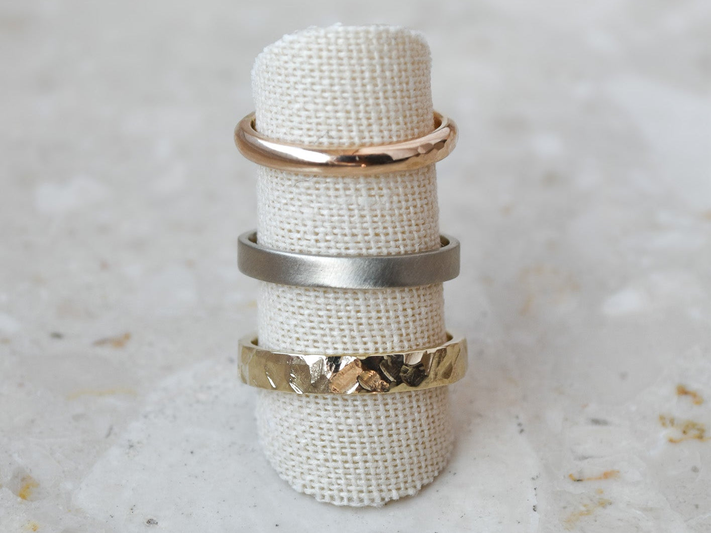 Jak dbać o biżuterię w domu? Najczęstsze błędy, które niszczą srebro i złoto