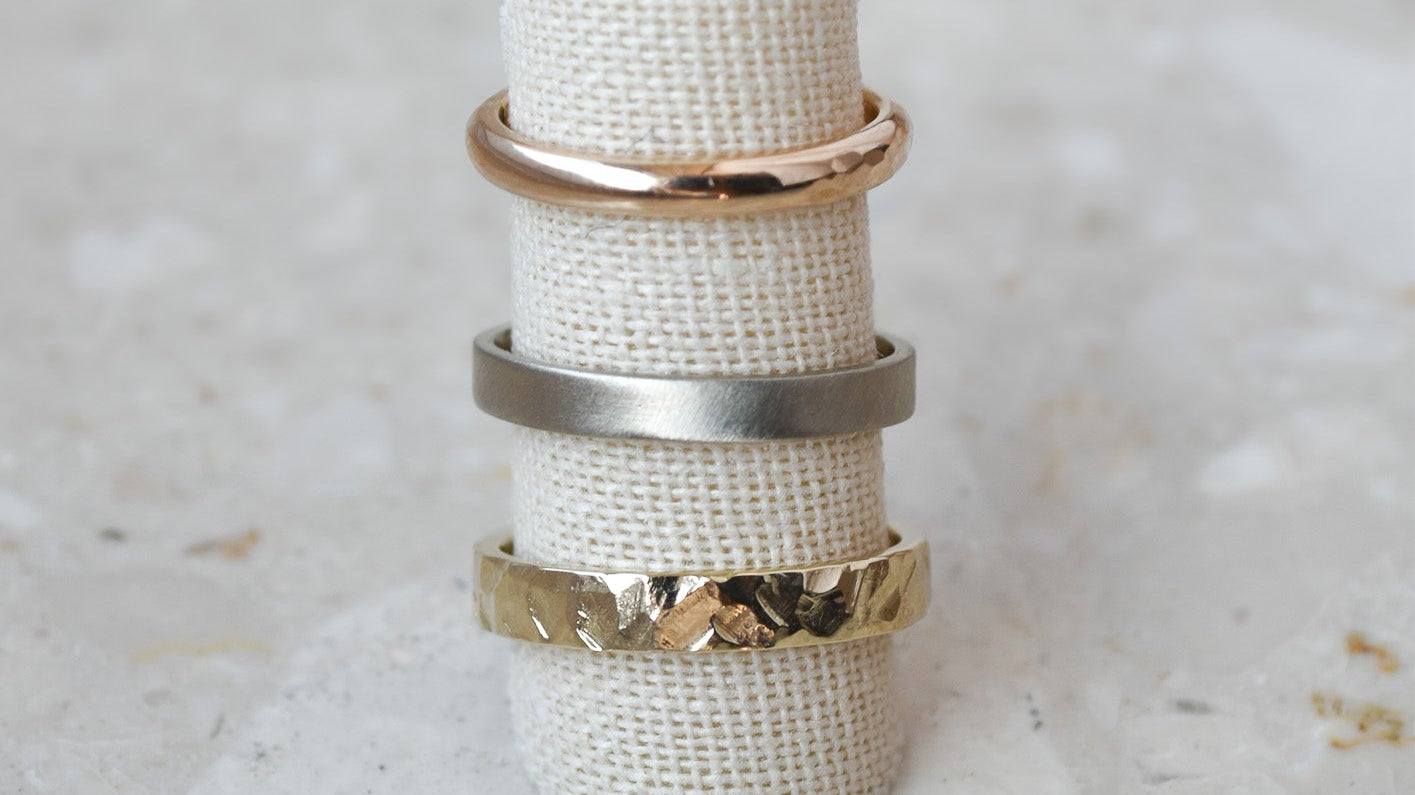 Jak dbać o biżuterię w domu? Najczęstsze błędy, które niszczą srebro i złoto