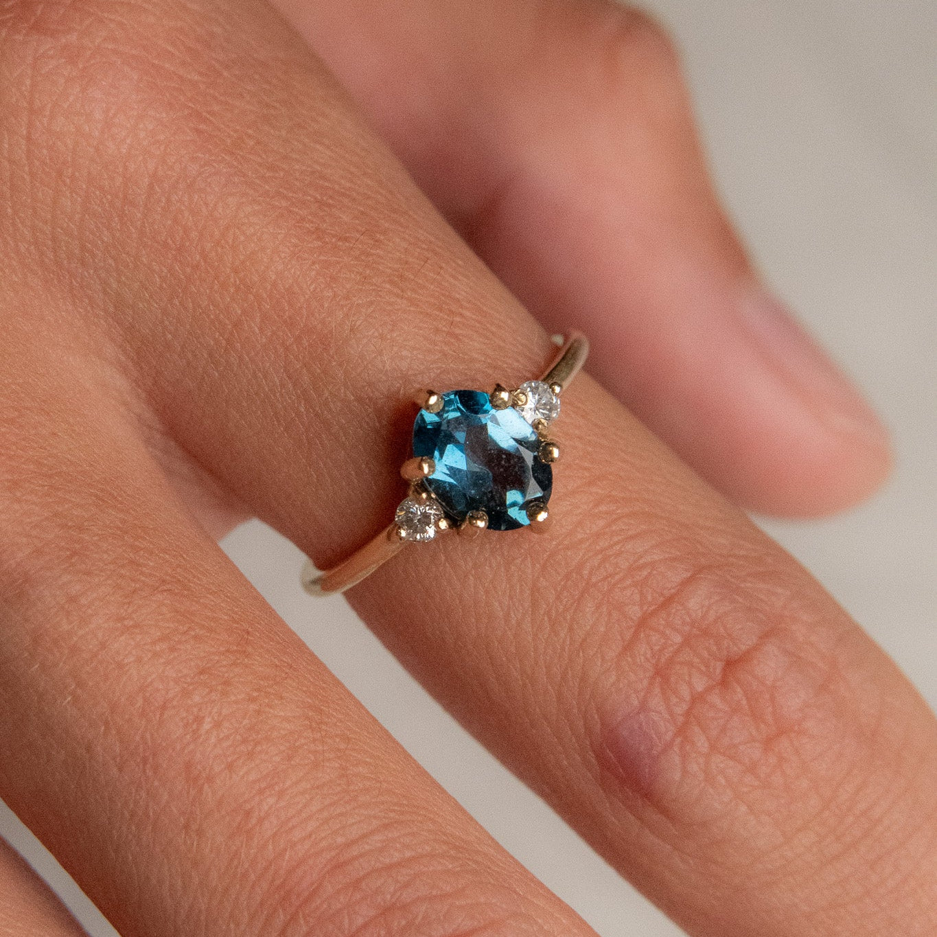 Pierścionek zaręczynowy z czarnym i szarym diamentem – wyjątkowy wybór dla nietuzinkowych par