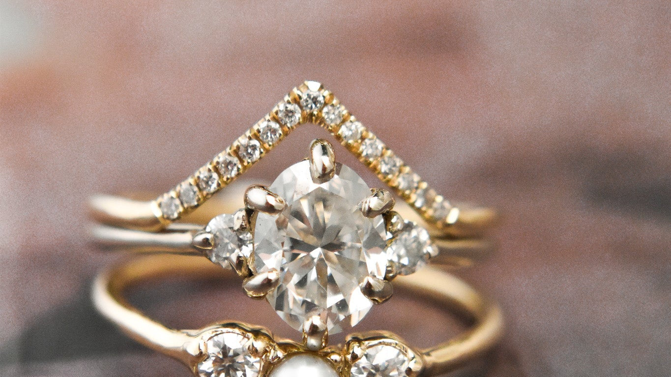 Biżuteria pod choinkę – pomysły na prezent dla niej (i dla niego)