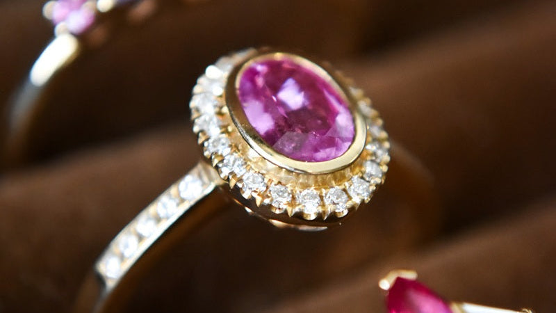 Jaką biżuterię wybrać na Walentynki? Poradnik dla niej i dla niego