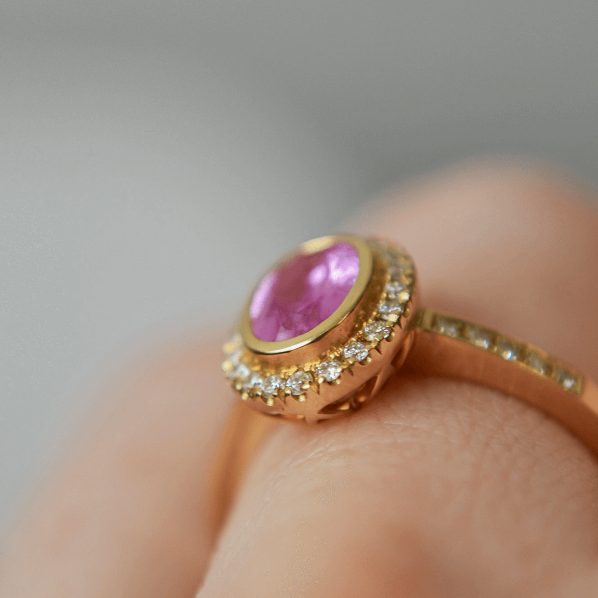 Pierścionki zaręczynowe, które nie haczą – jak wybrać wygodny model?