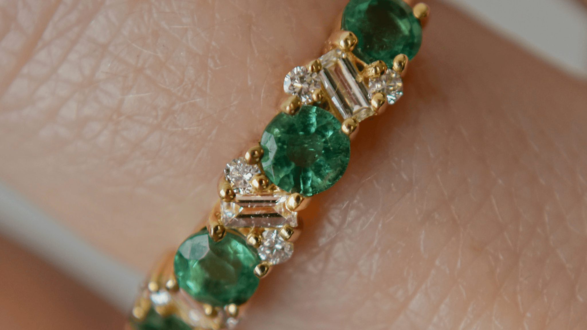 Wybór kamieni szlachetnych w biżuterii: symbolika i znaczenie