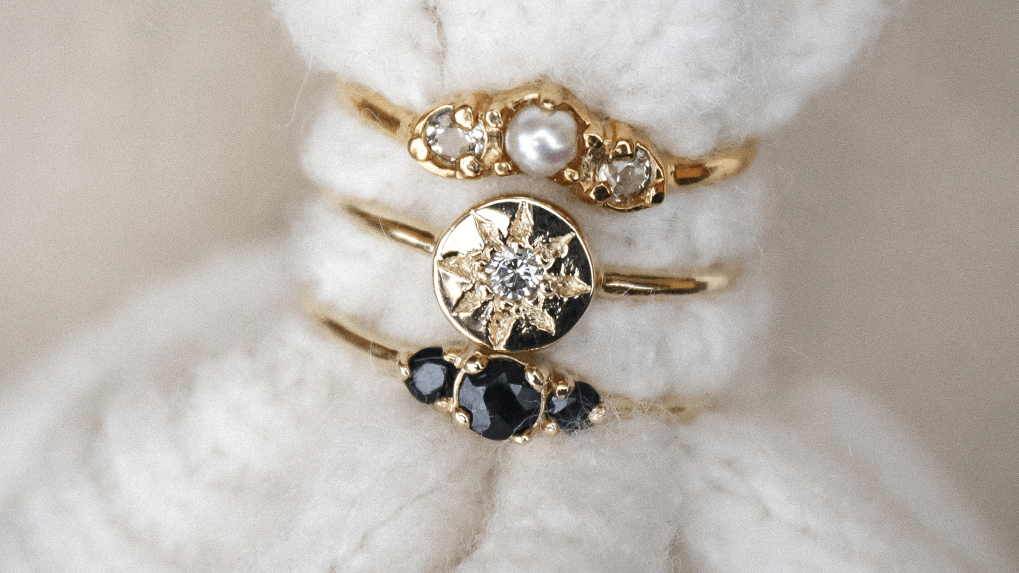 Srebro czy złoto - jak wybrać odpowiednią biżuterię na każdą okazję?