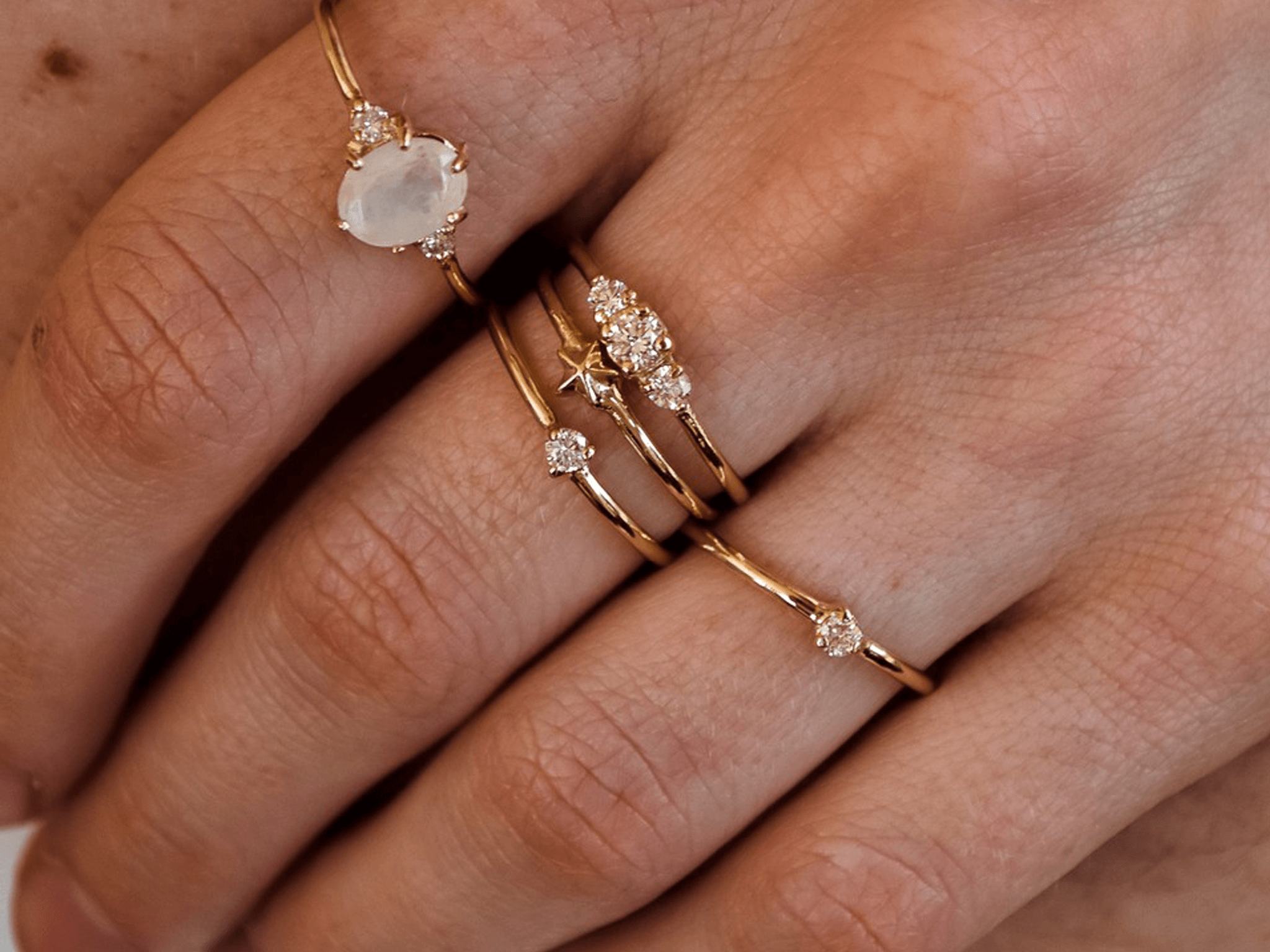 Biżuteria hand made — dlaczego warto inwestować w unikalne projekty jubilerskie?