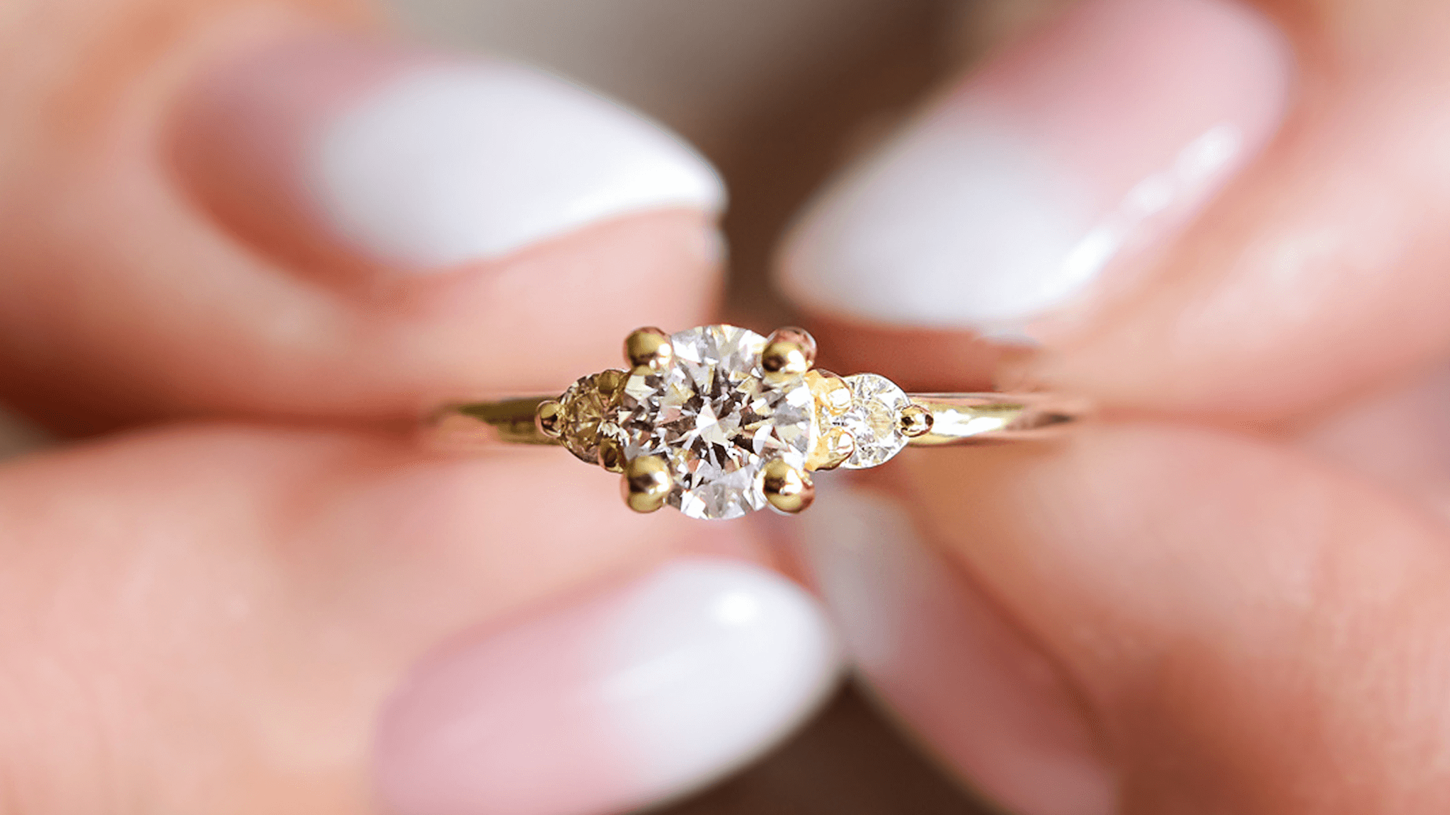 Diamenty Laboratoryjne a Naturalne: Przewodnik po Wyborze Idealnego Pierścionka Zaręczynowego