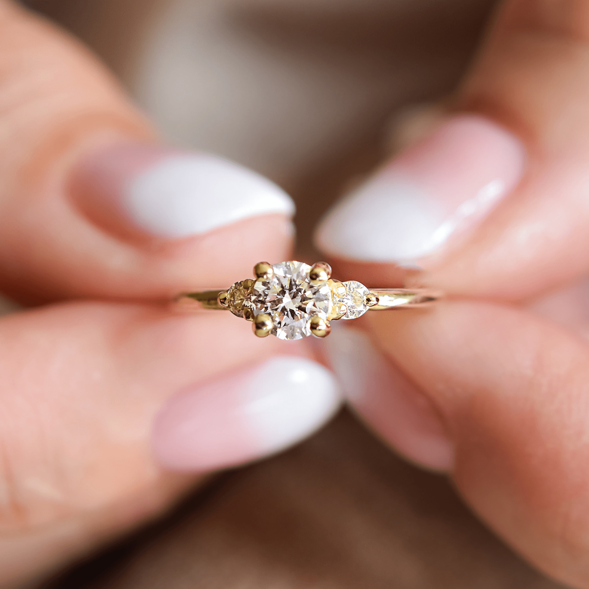 Diamenty Laboratoryjne a Naturalne: Przewodnik po Wyborze Idealnego Pierścionka Zaręczynowego