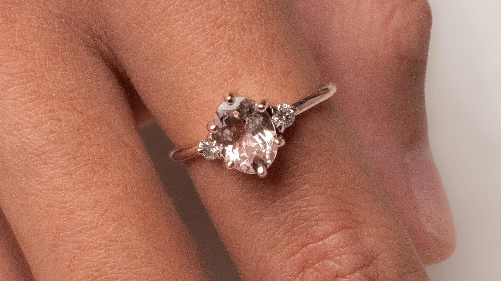 Morganit – Romantyczna Alternatywa dla Brylantów w Pierścionkach Zaręczynowych