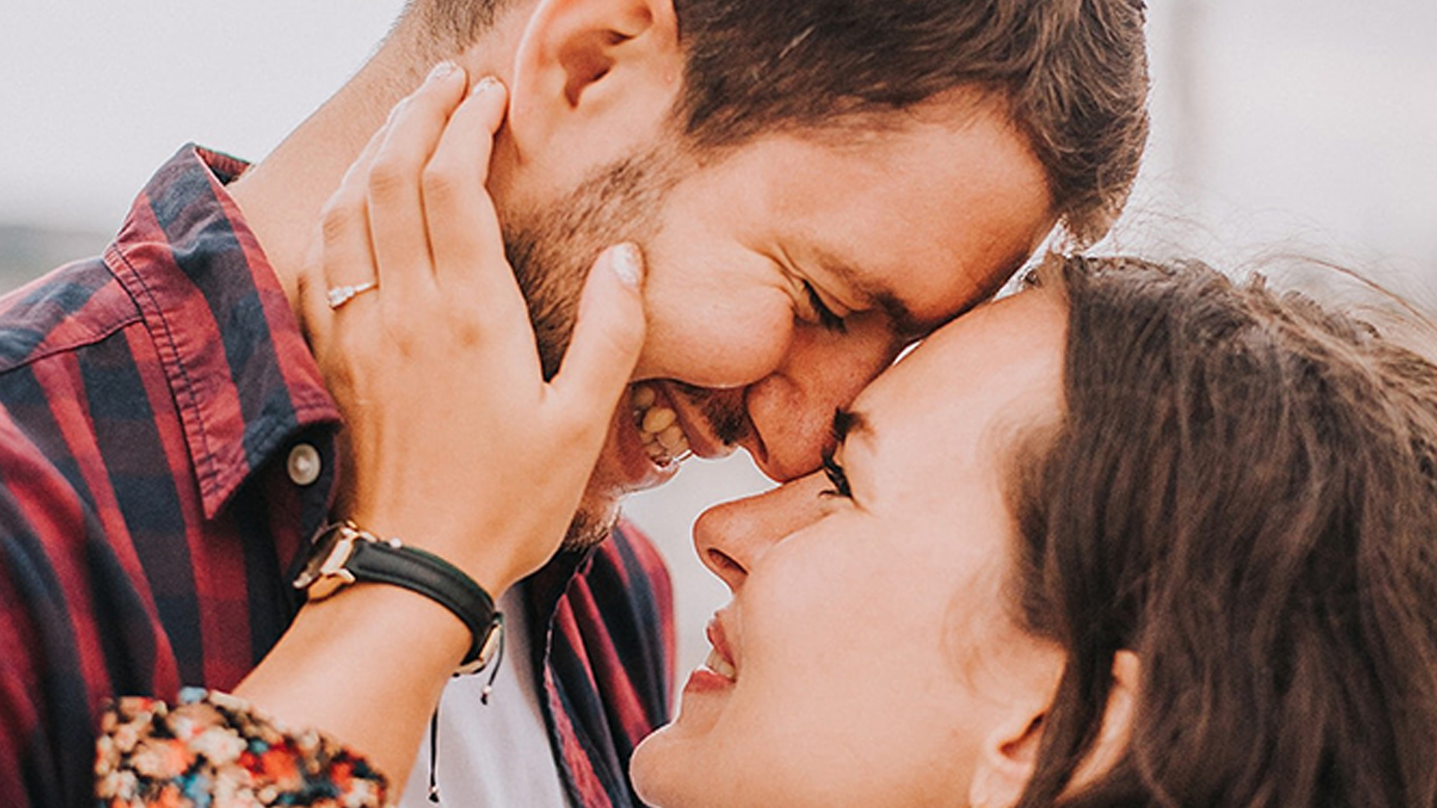 Romantyczne zaręczyny Olgi i Stefano z pierścionkiem Luna z brylantami.