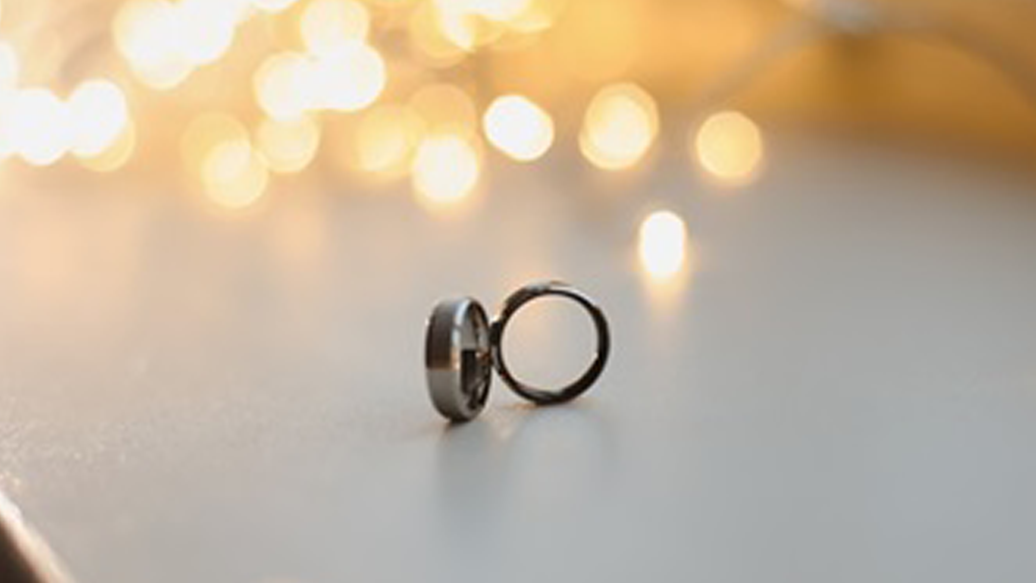 Pierścionek zaręczynowy z czarnego złota – unikalny symbol miłości i indywidualności