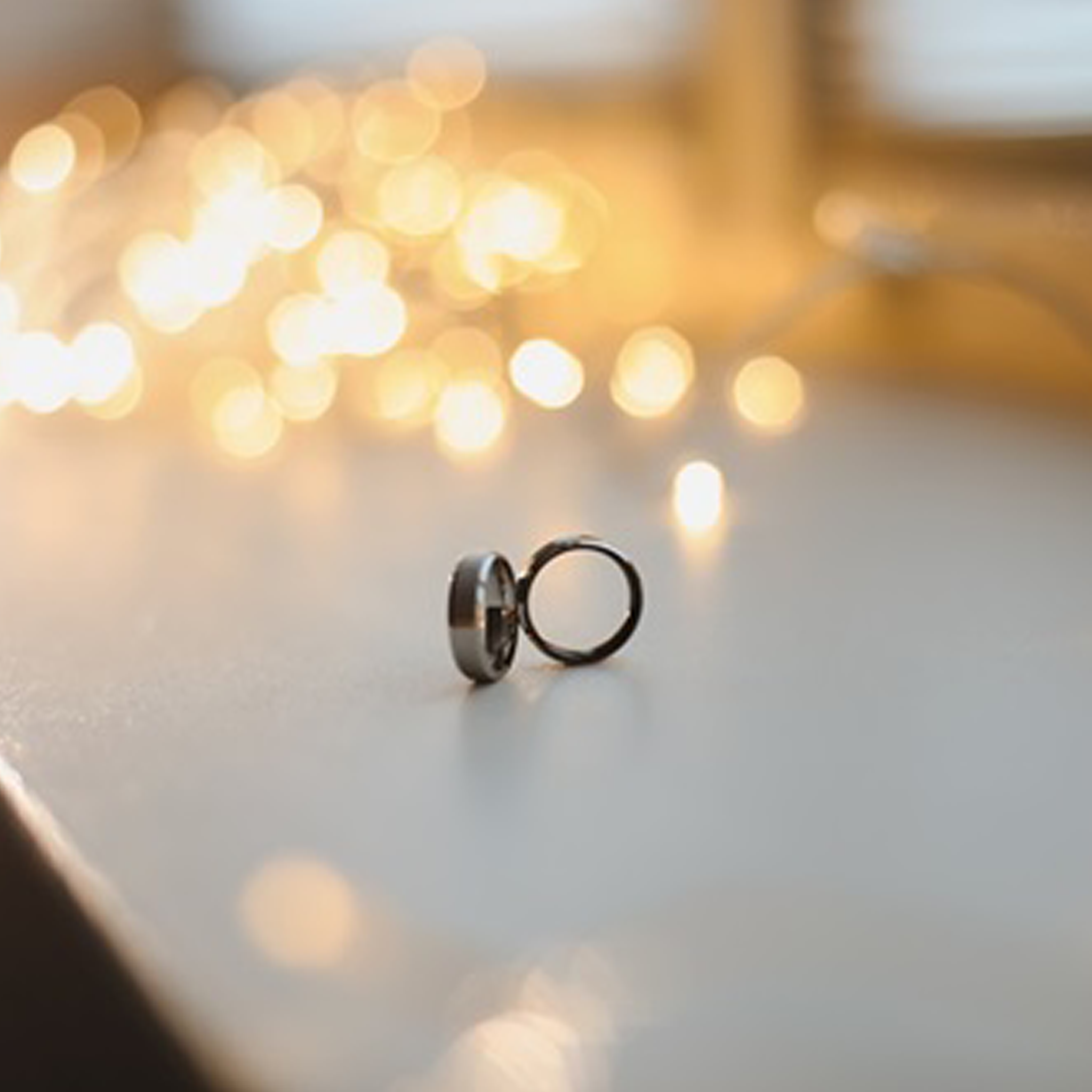 Pierścionek zaręczynowy z czarnego złota – unikalny symbol miłości i indywidualności