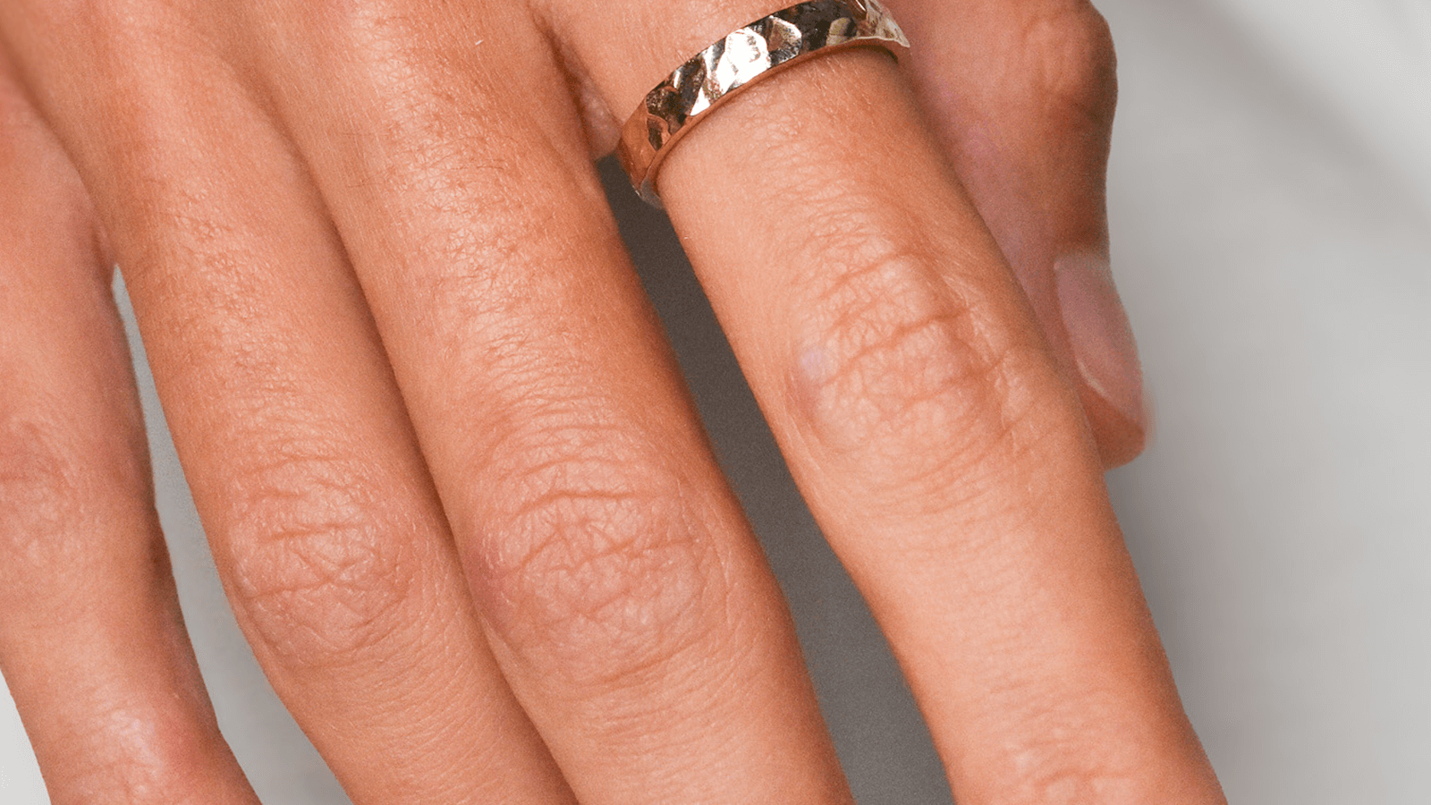 Kiedy mniej znaczy więcej – biżuteria w duchu minimalizmu