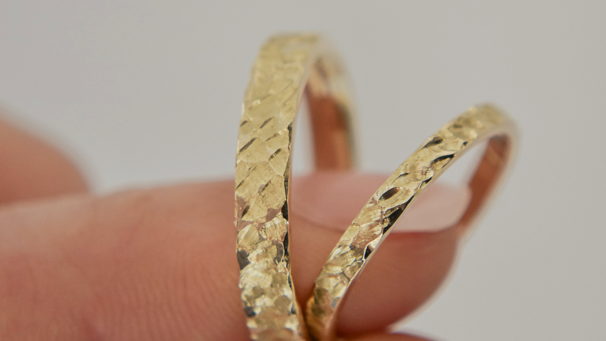 Czy obrączki młotkowane są dobrym wyborem na ślub?