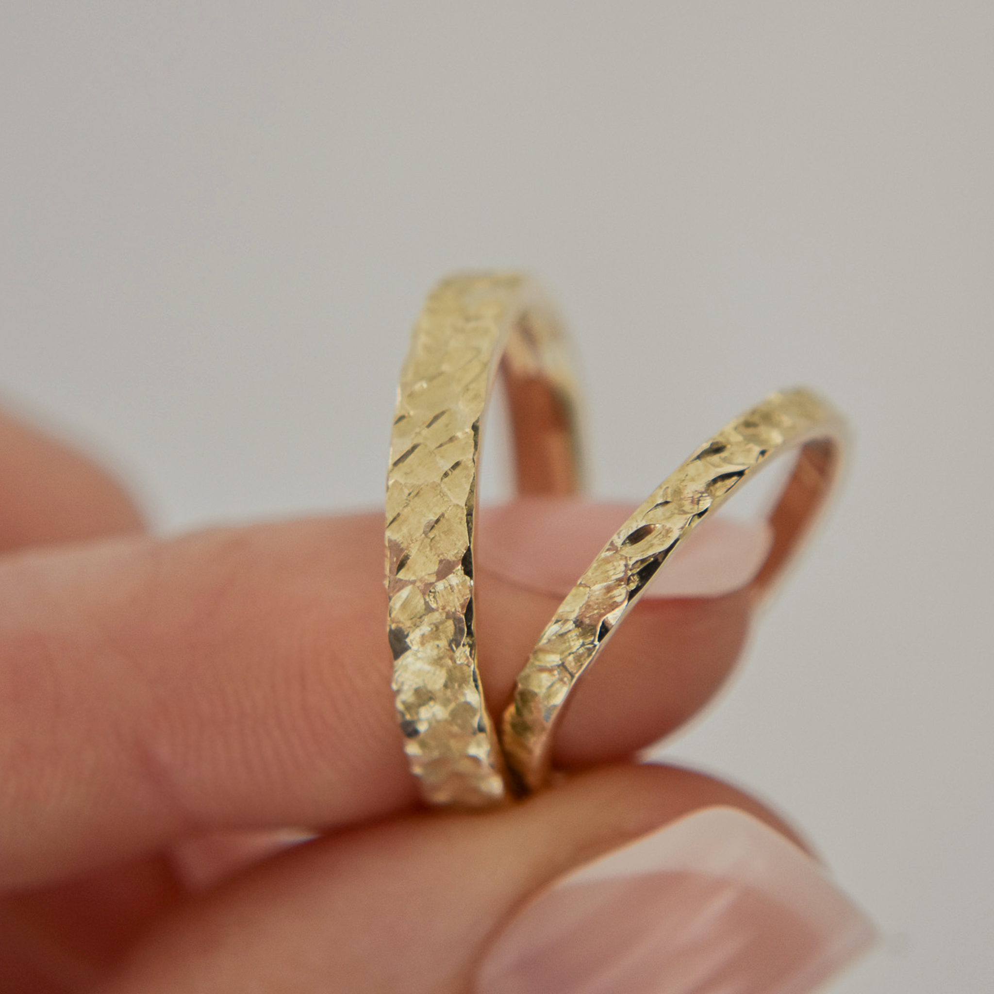 Czy obrączki młotkowane są dobrym wyborem na ślub?