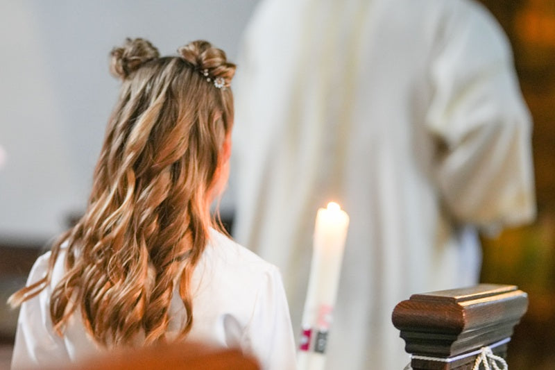 Jaka biżuteria na Komunię Świętą? Najpiękniejsze pomysły na prezent