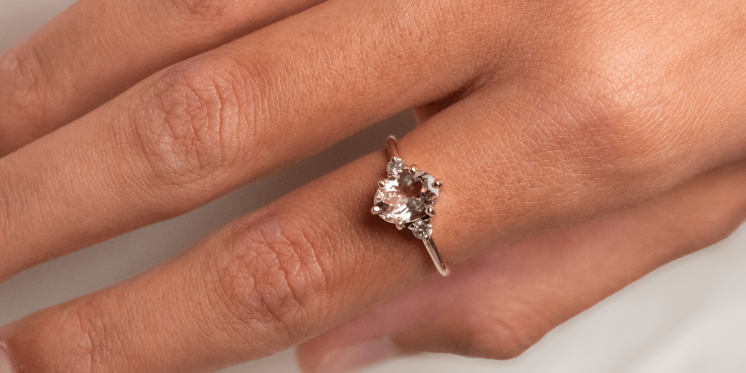 Pierścionki zaręczynowe z owalnym kamieniem Rosa