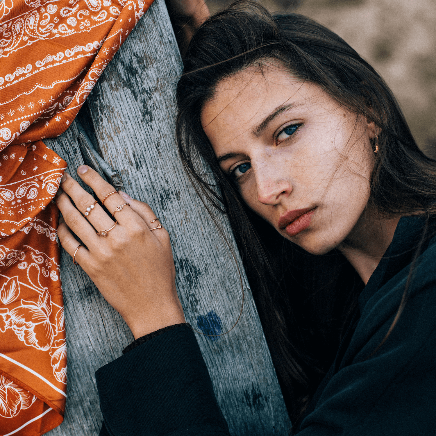 BABIE LATO złoty trójkątny pierścionek ze Słodkowodną Perłą i naturalnymi Szafirami