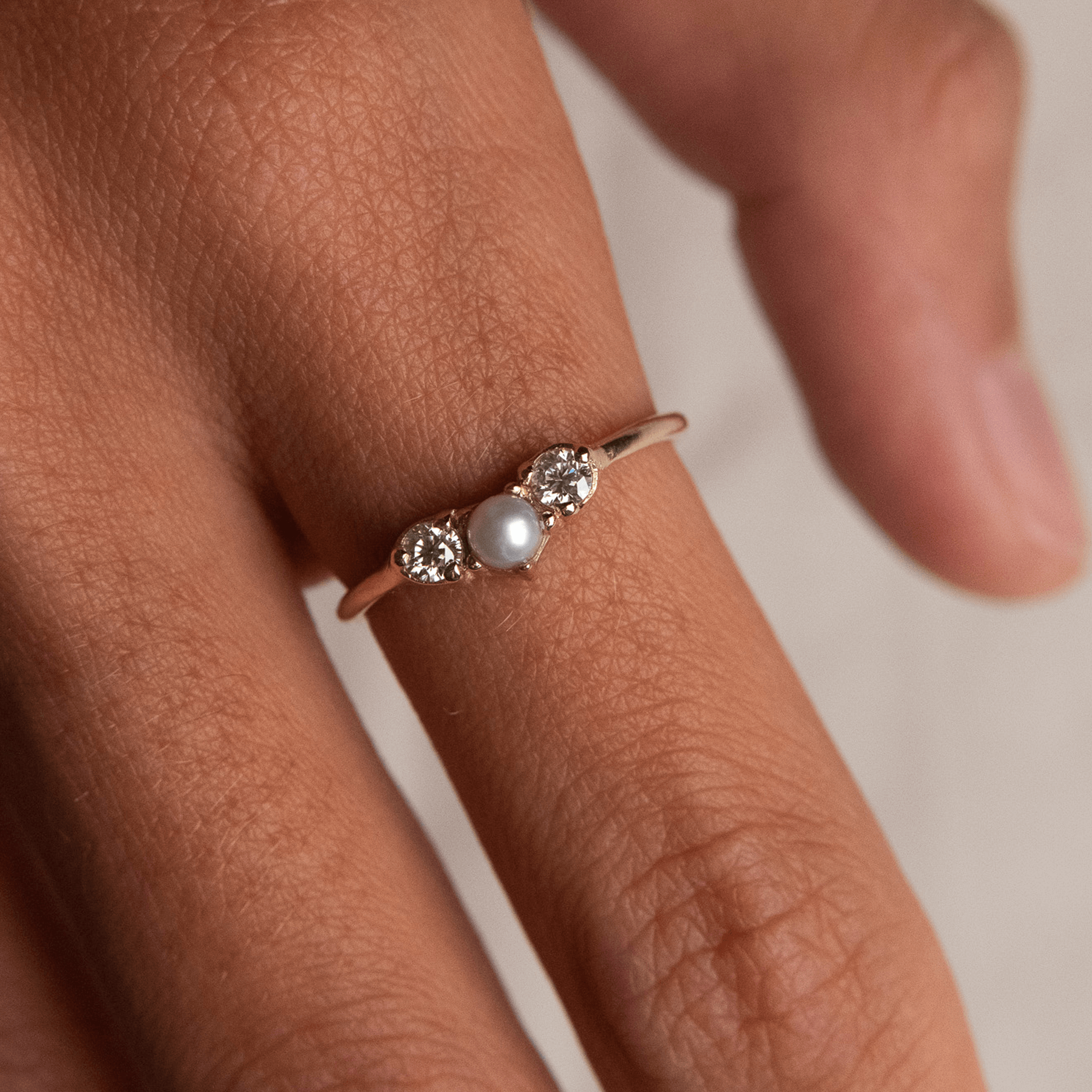 BABIE LATO złoty trójkątny pierścionek ze Słodkowodną Perłą i naturalnymi Szafirami