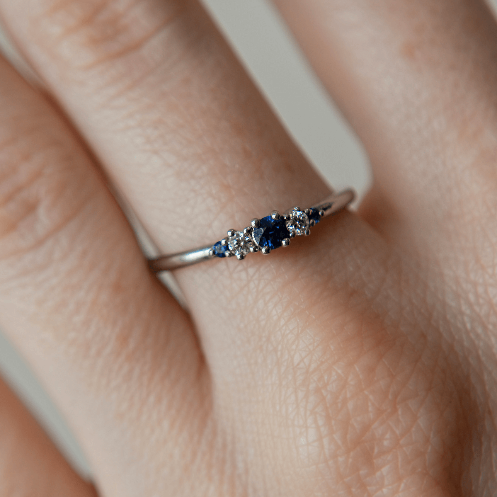 BLUEBERRY pierścionek z granatowymi szafirami, brylantami, platyna 950