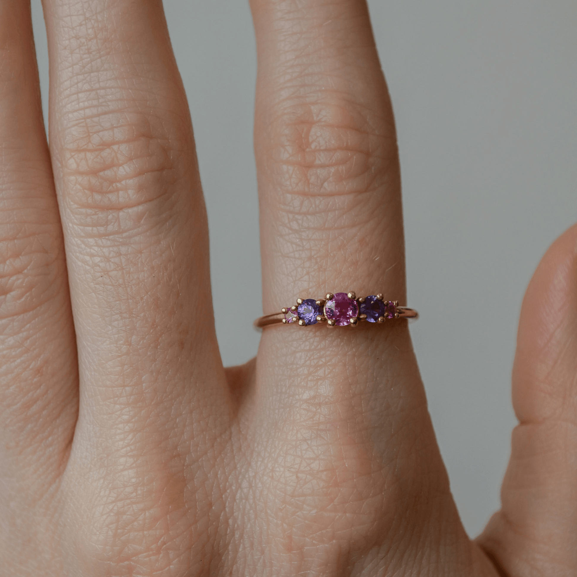 BLUSH złoty pierścionek z różowymi i lawendowymi szafirami