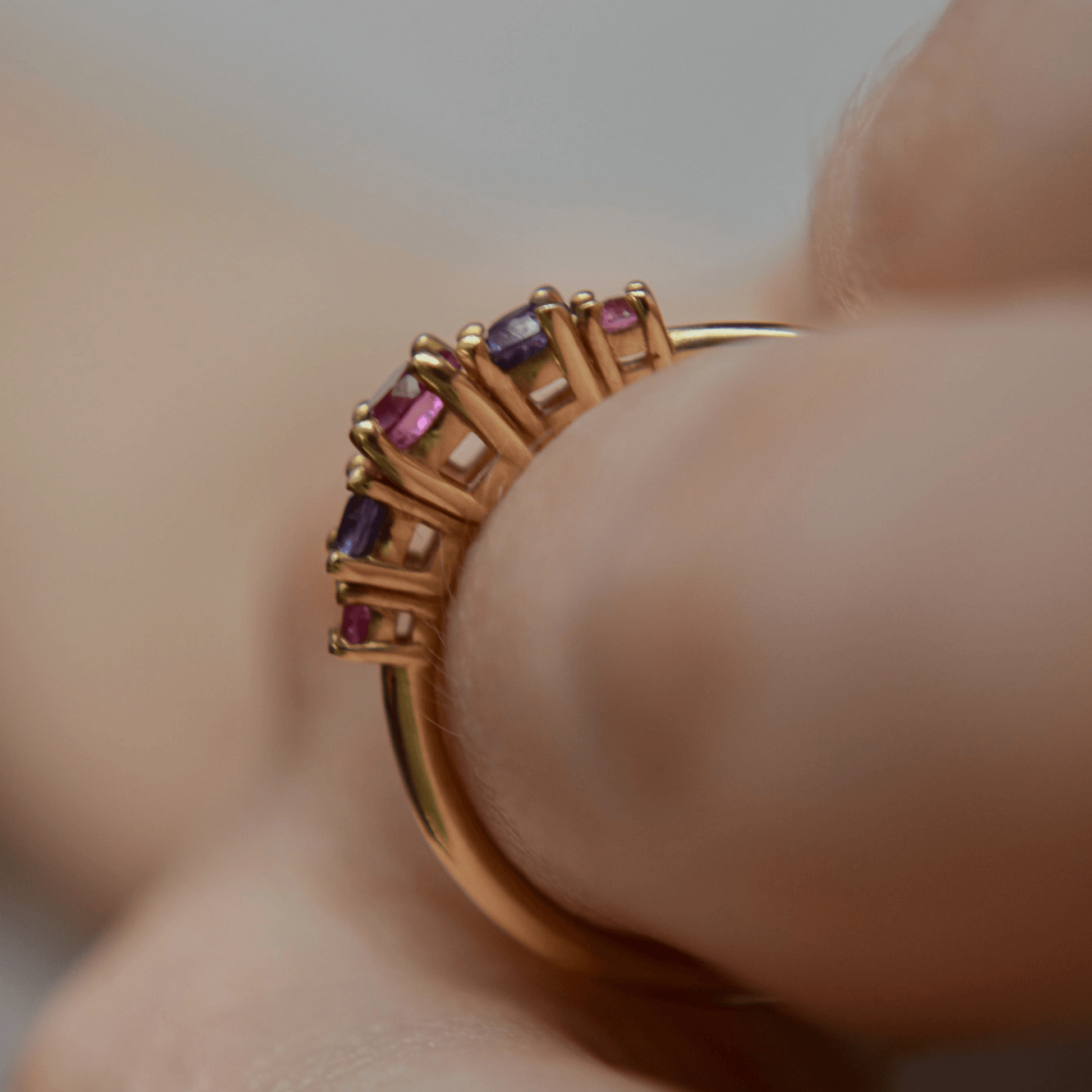 BLUSH złoty pierścionek z różowymi i lawendowymi szafirami