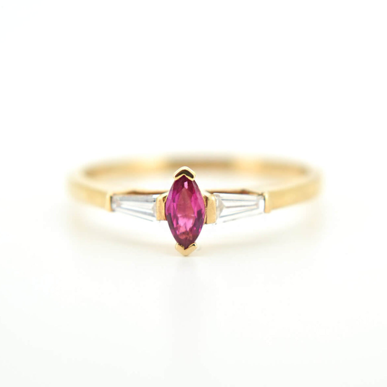 CHERRY gold ring with a marquise-cut ruby ​​and trapezoid-cut diamonds