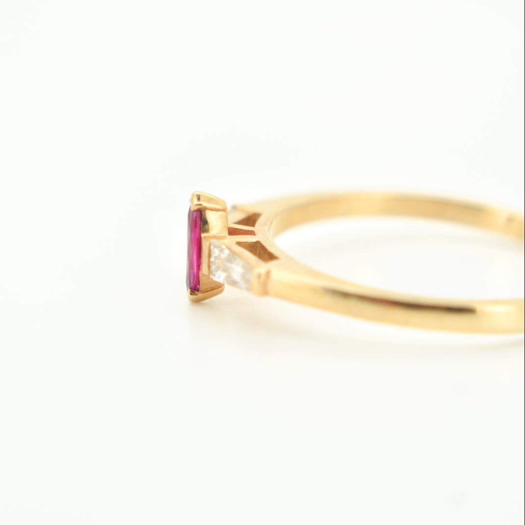 CHERRY gold ring with a marquise-cut ruby ​​and trapezoid-cut diamonds