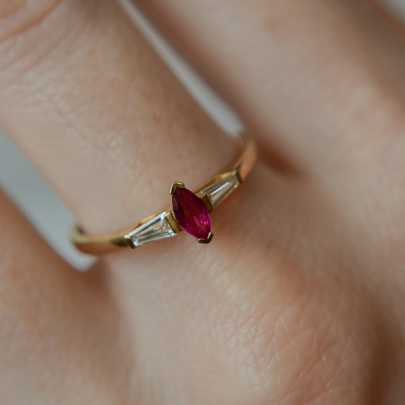 CHERRY gold ring with a marquise-cut ruby ​​and trapezoid-cut diamonds