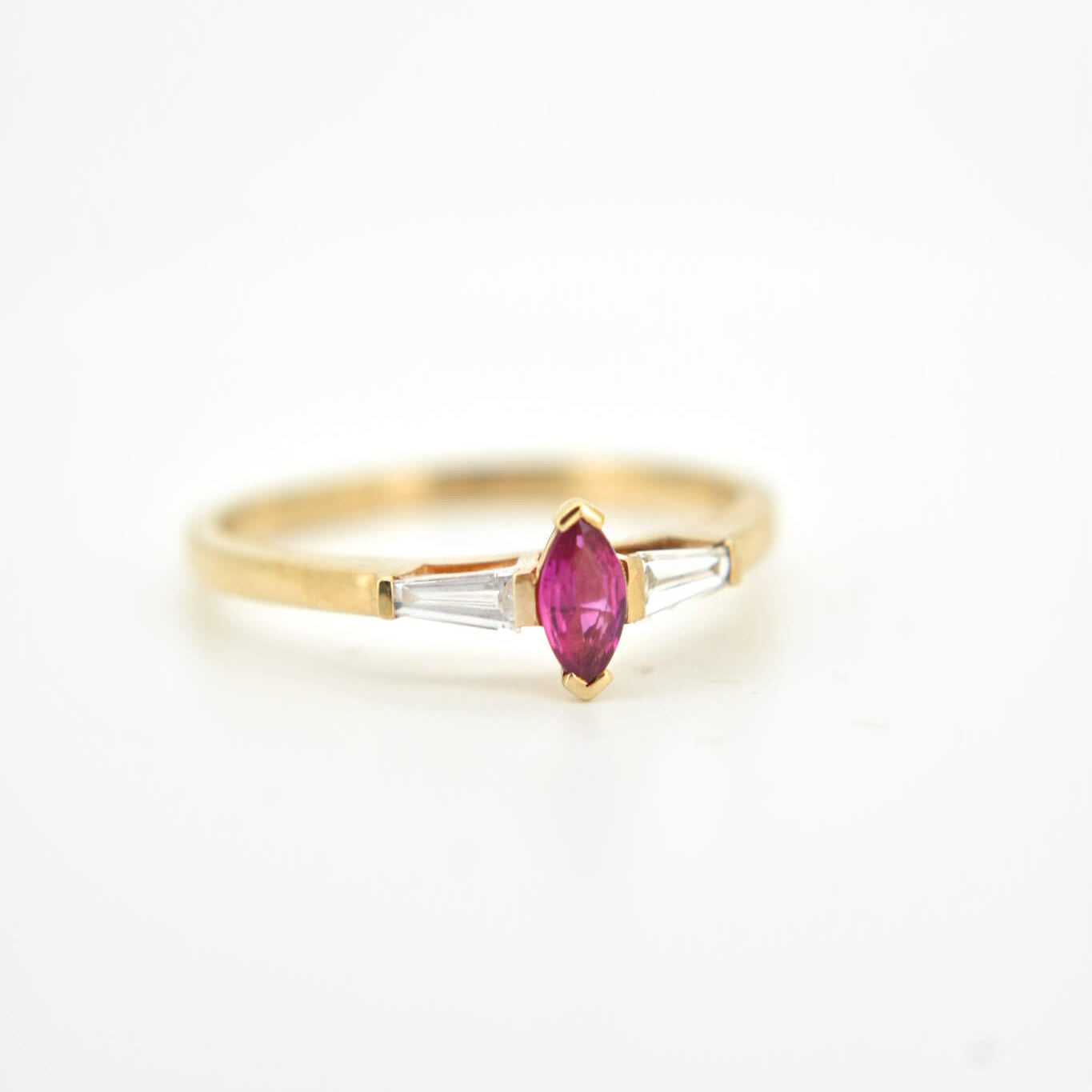 CHERRY gold ring with a marquise-cut ruby ​​and trapezoid-cut diamonds