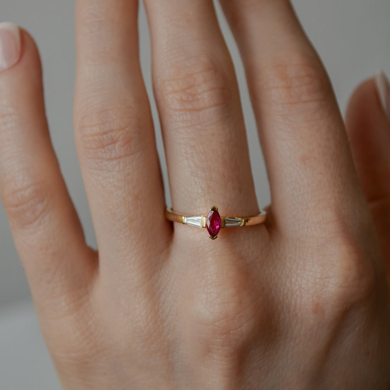 CHERRY gold ring with a marquise-cut ruby ​​and trapezoid-cut diamonds