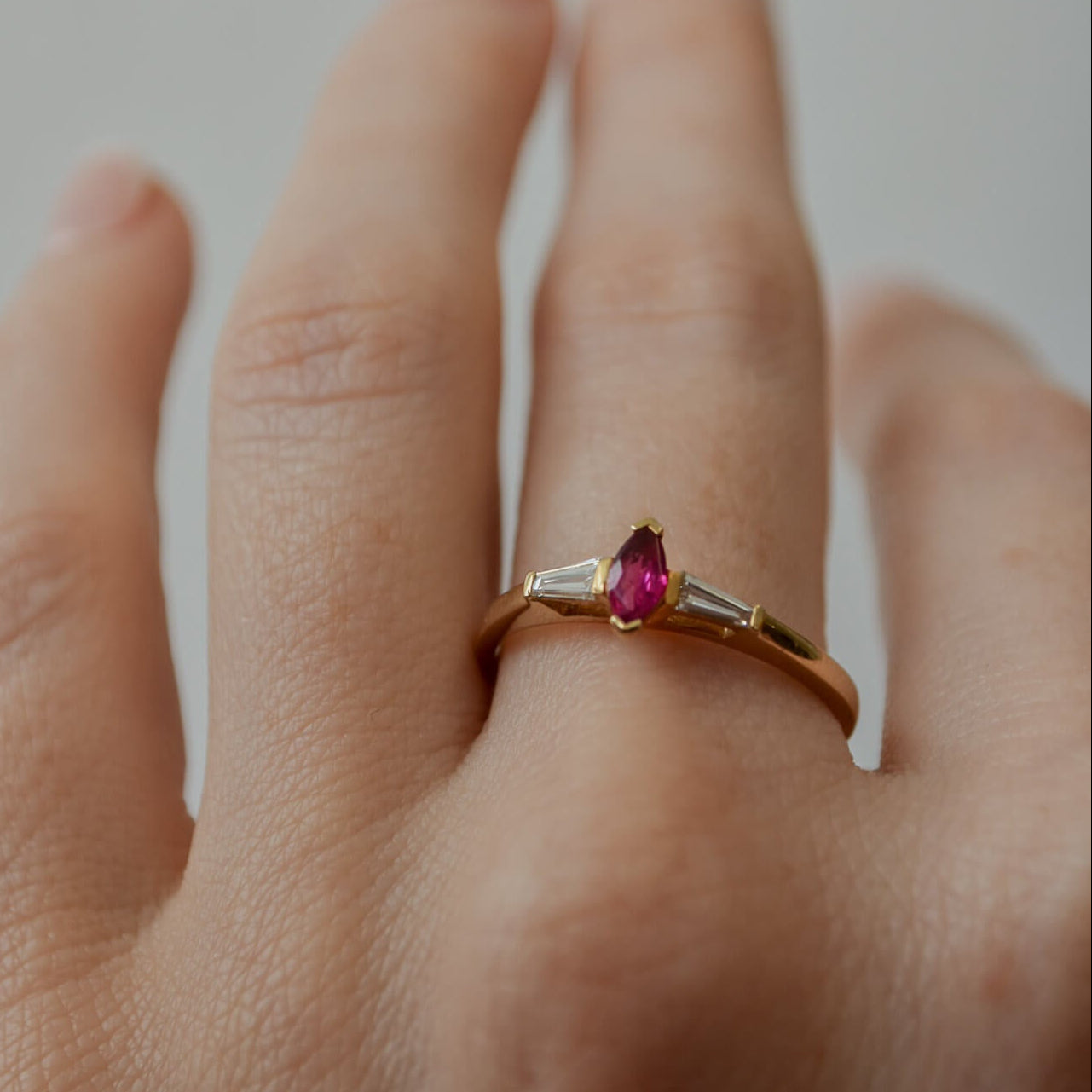CHERRY gold ring with a marquise-cut ruby ​​and trapezoid-cut diamonds
