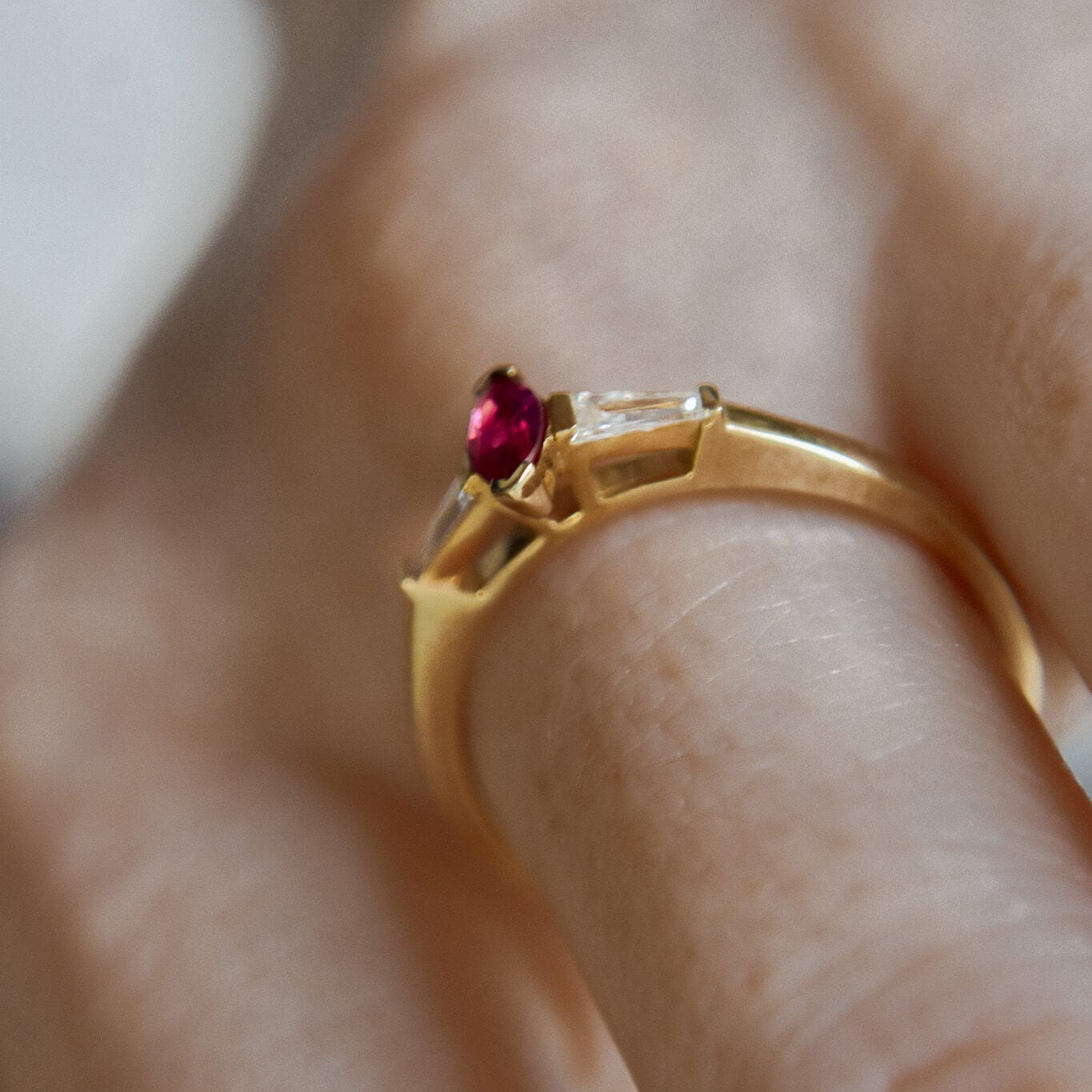 CHERRY gold ring with a marquise-cut ruby ​​and trapezoid-cut diamonds