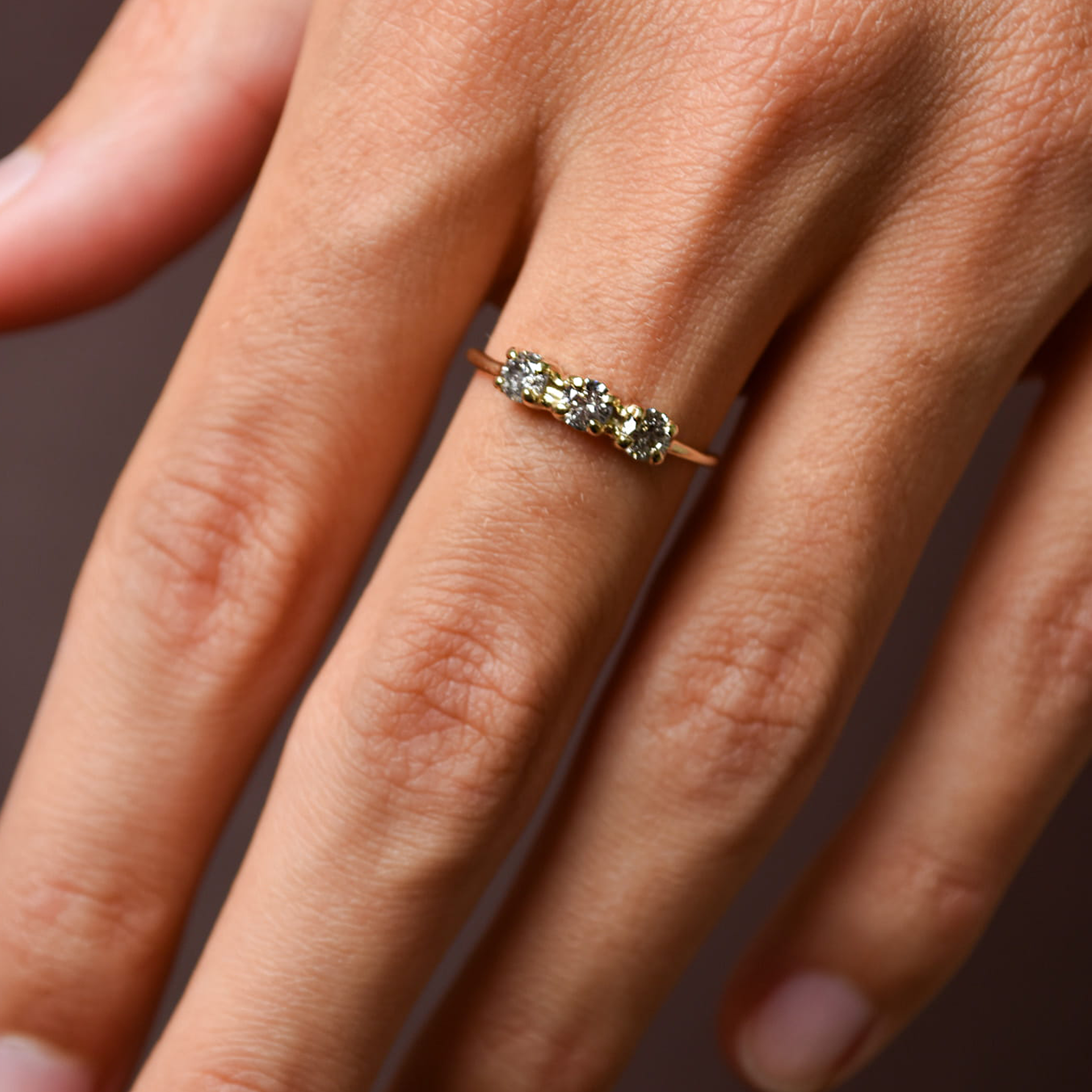 CONFETTI złoty pierścionek z trzema szarymi diamentami sól i pieprz