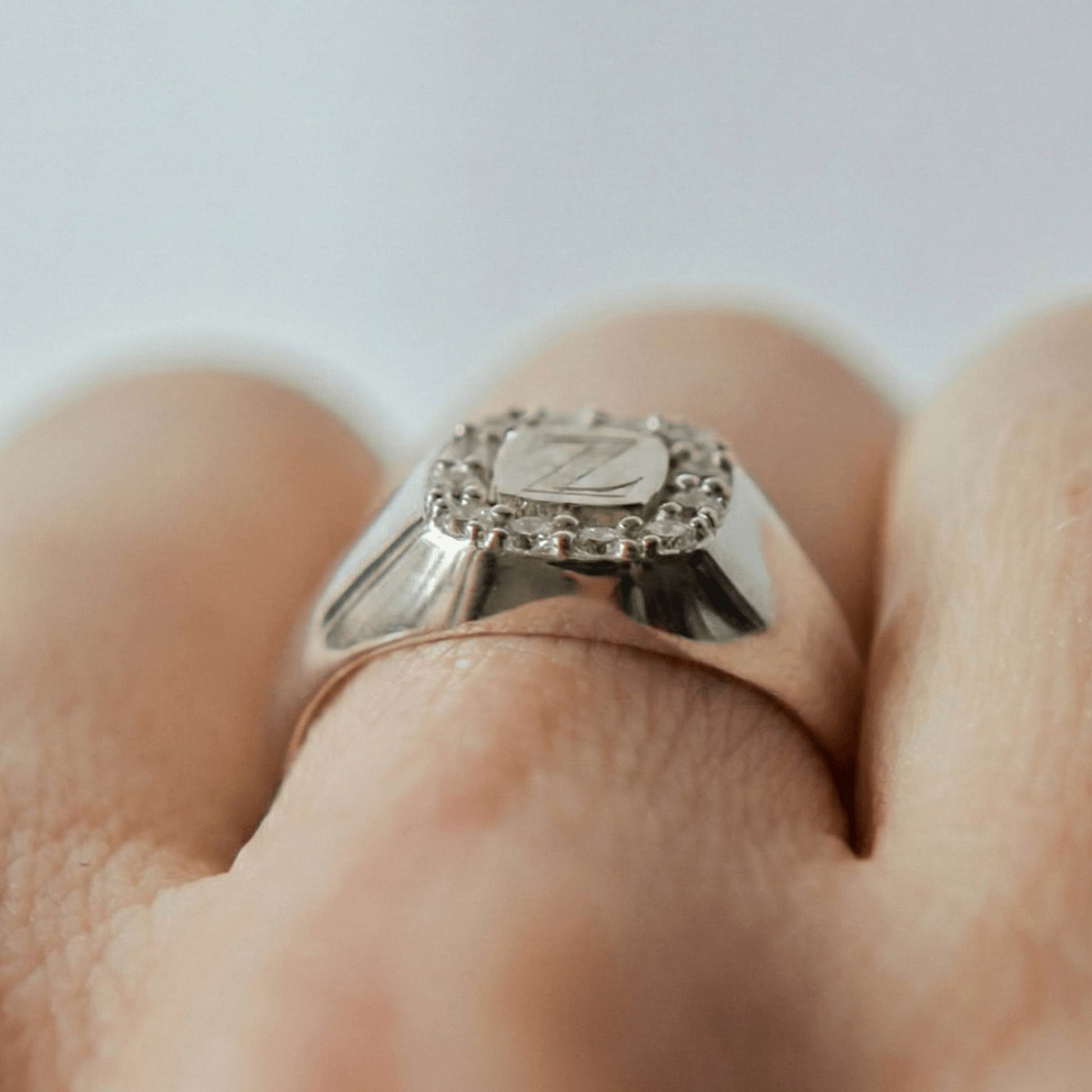 CUSHION kwadratowy sygnet z brylantami 0,3ct