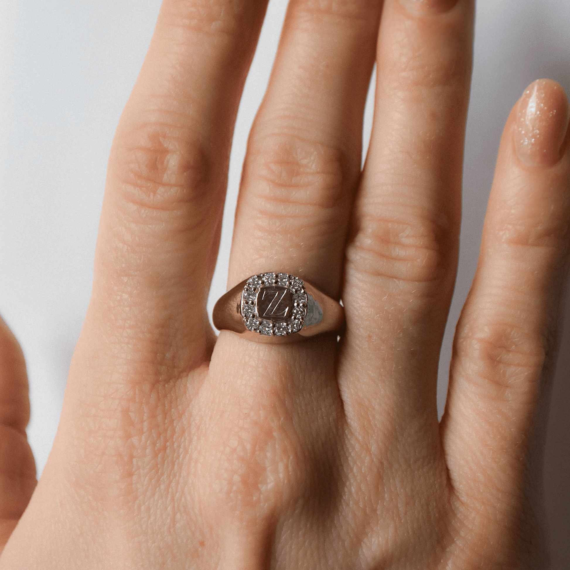 CUSHION kwadratowy sygnet z brylantami 0,3ct