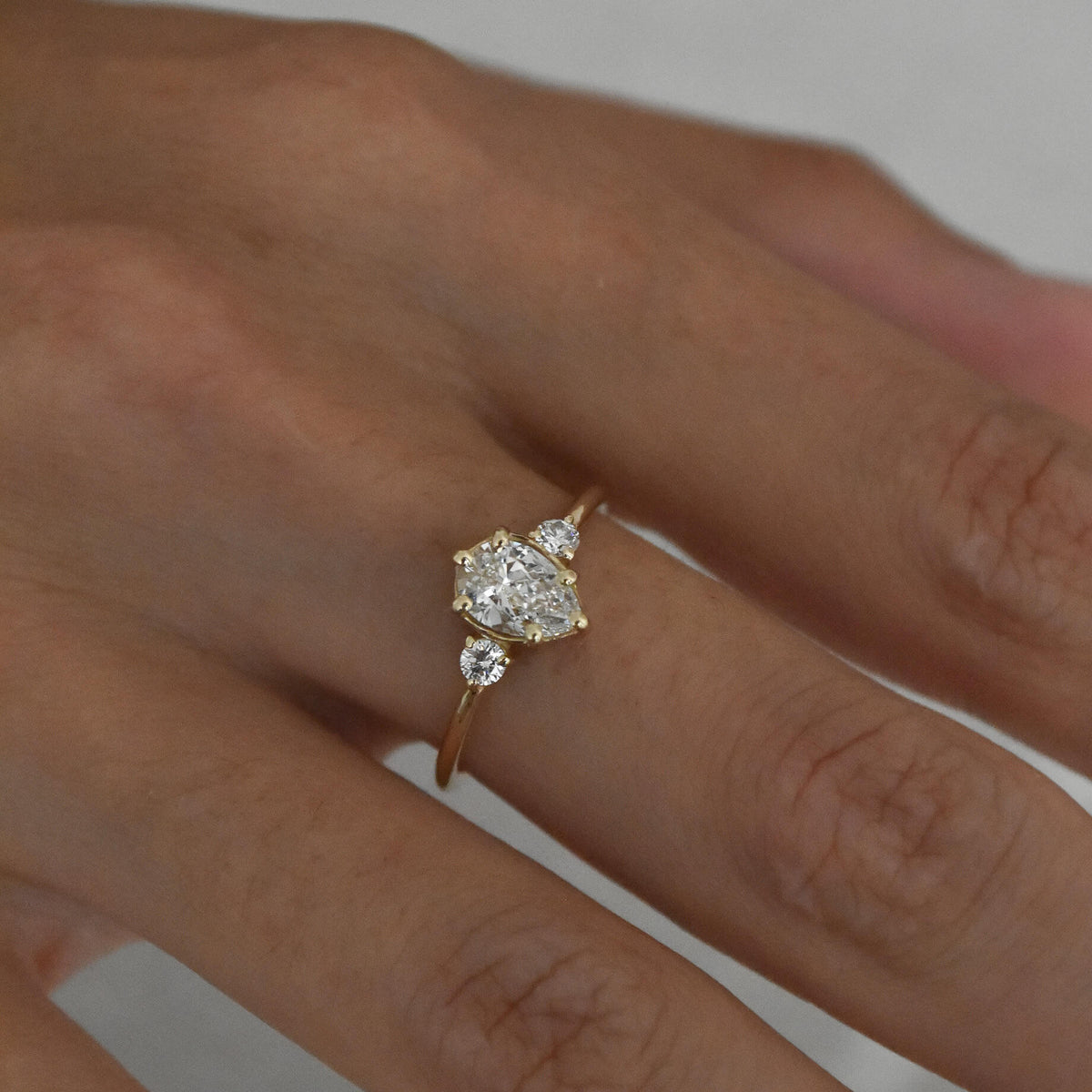 DROP gold ring with a pear-cut diamond and brilliant-cut diamonds, IGI certificate, 0,8ct