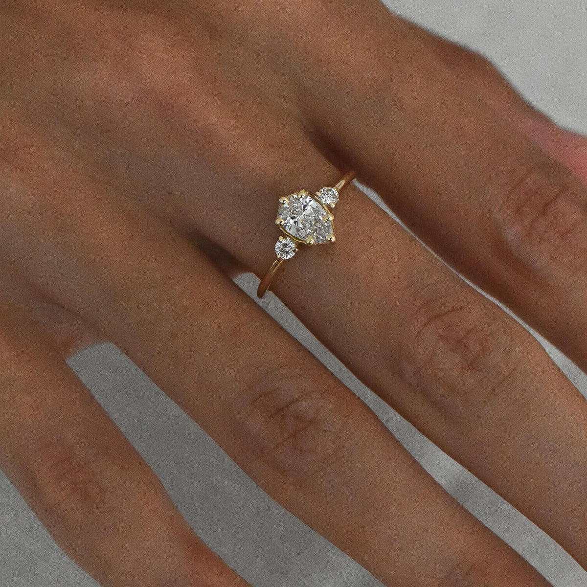 DROP gold ring with a pear-cut diamond and brilliant-cut diamonds, IGI certificate, 0,8ct