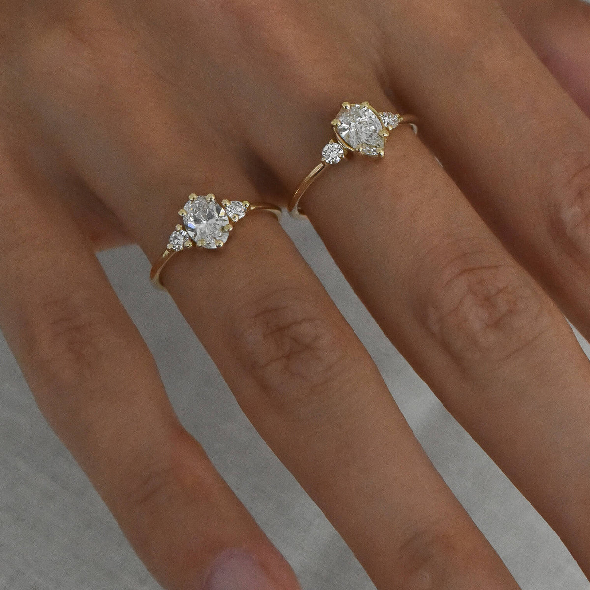 DROP gold ring with a pear-cut diamond and brilliant-cut diamonds, IGI certificate, 0,8ct