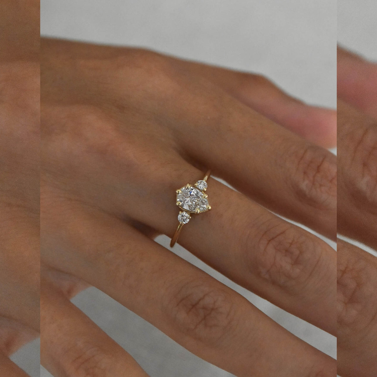 DROP gold ring with a pear-cut diamond and brilliant-cut diamonds, IGI certificate, 0,8ct
