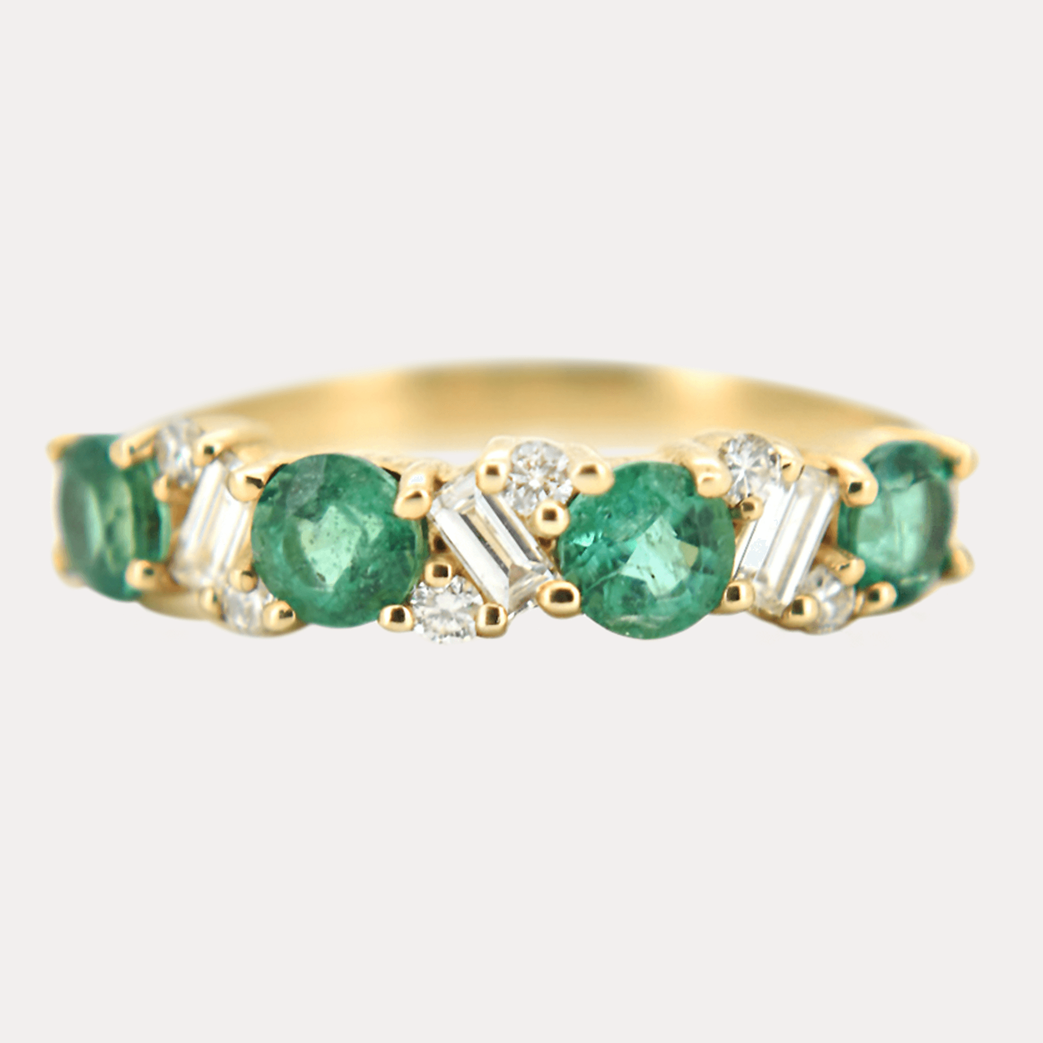 EMERALD WHISPER złoty pierścionek z okrągłymi szmaragdami, diamentami w szlifie bagietka i brylantami