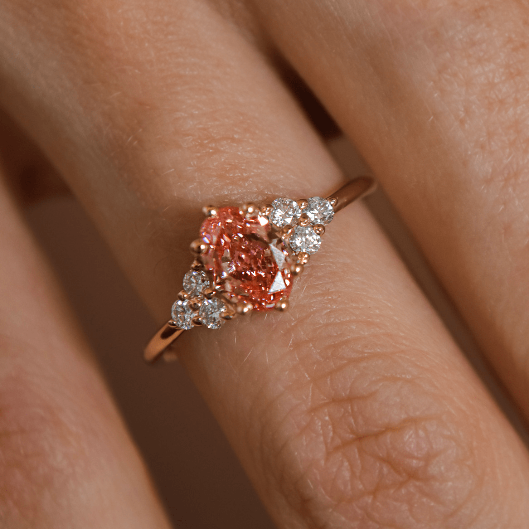 FANCY VIVID PINK złoty pierścionek z owalnym różowym diamentem i bocznymi brylantami, laboratoryjne