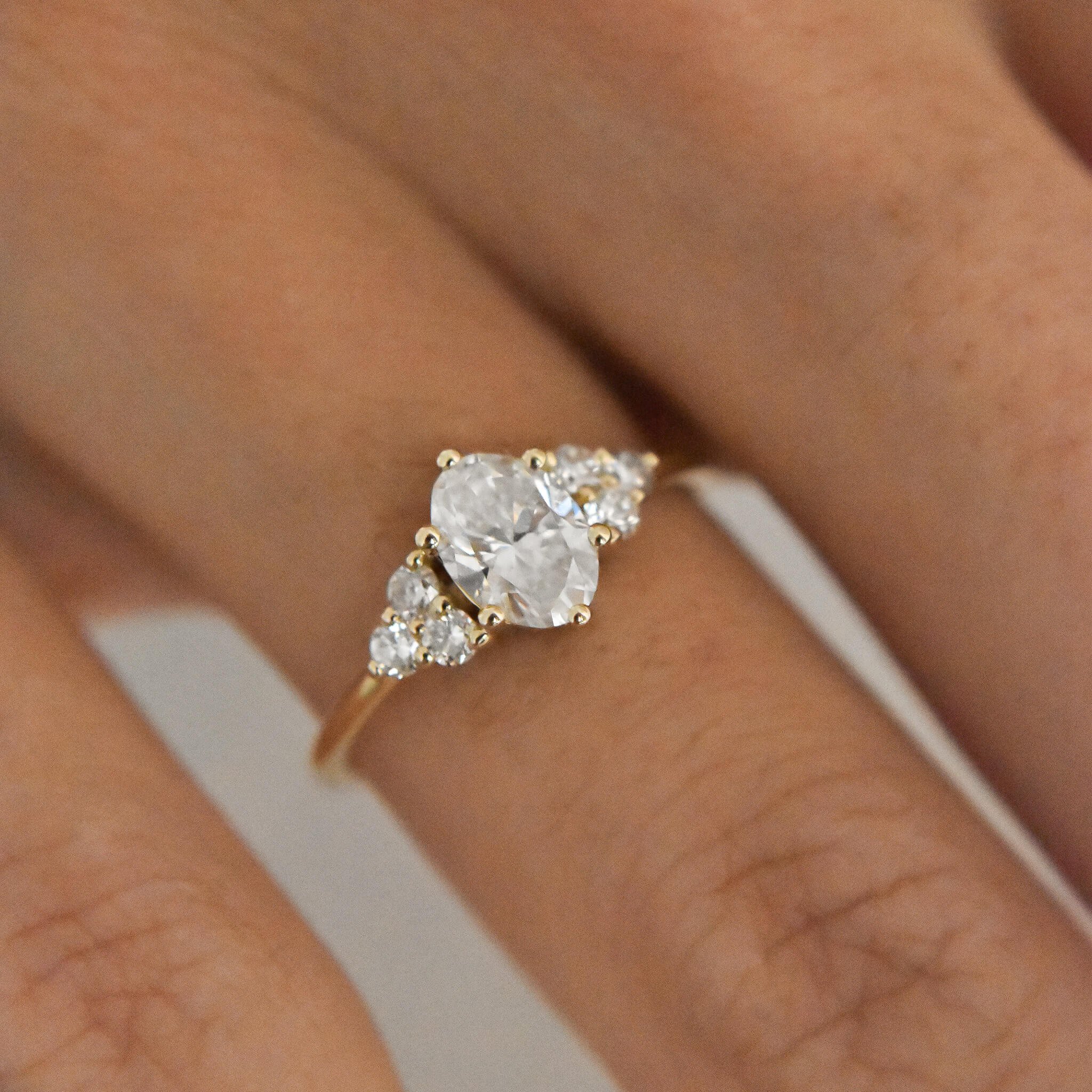 FANCY złoty pierścionek z owalnym diamentem i bocznymi brylantami, diamenty laboratoryjne