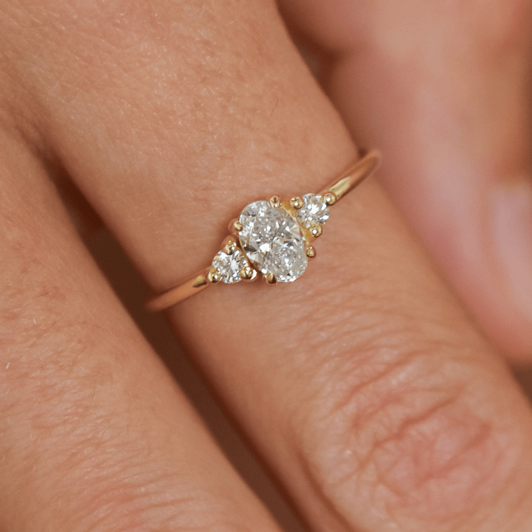 FLORA złoty pierścionek z trzema diamentami laboratoryjnymi, owal