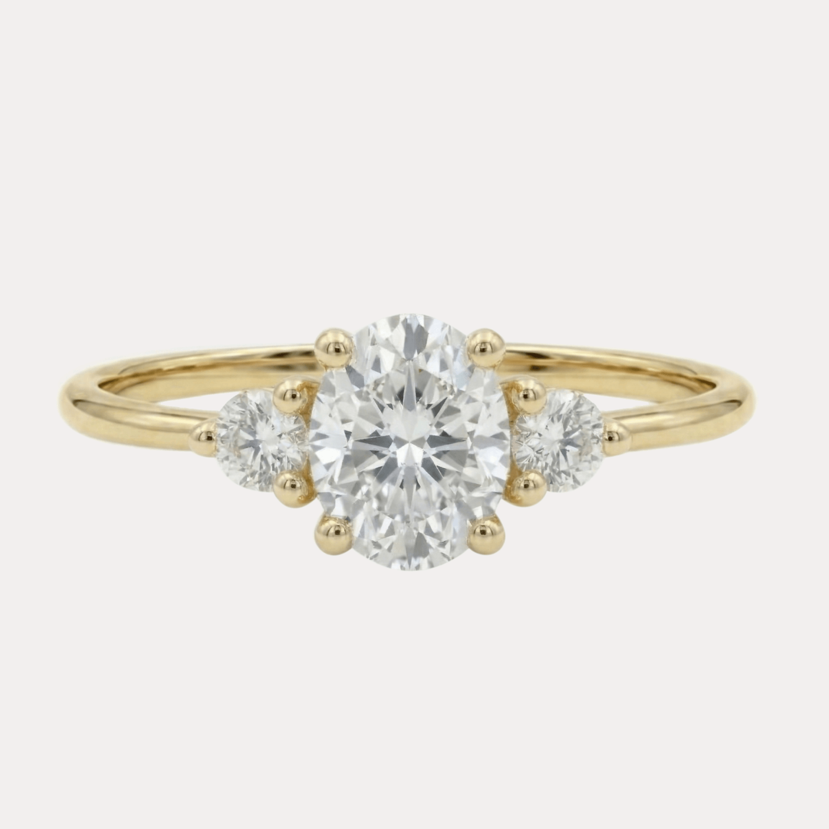 FLORA złoty pierścionek z trzema diamentami laboratoryjnymi, owal