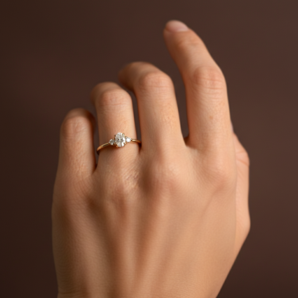 FLORA złoty pierścionek z trzema diamentami laboratoryjnymi, owal