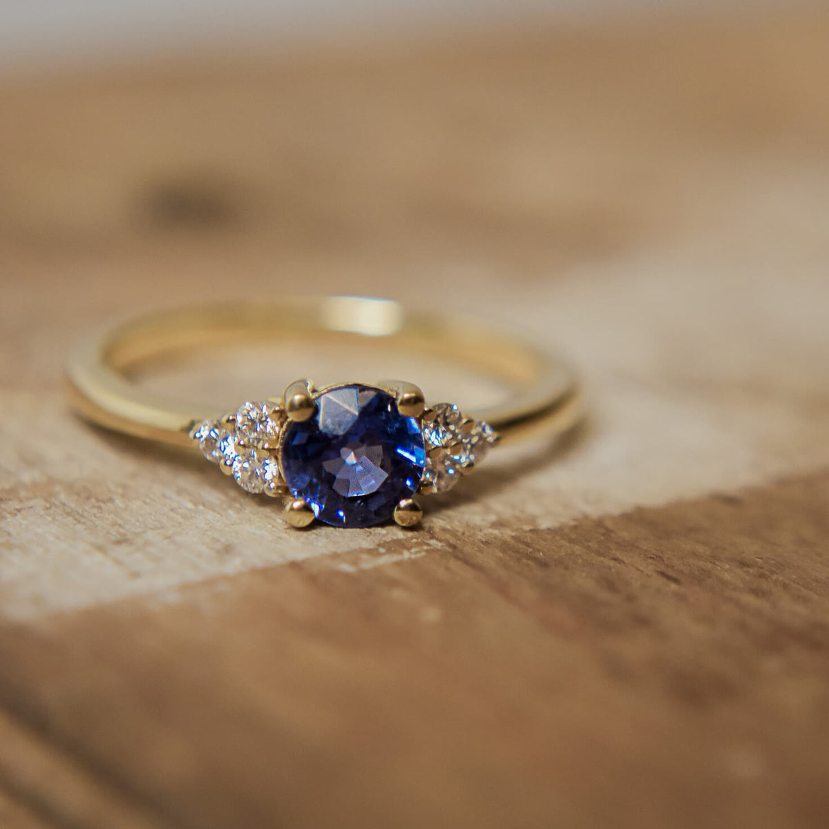 GRACE gold ring with Ceylon sapphire and diamonds