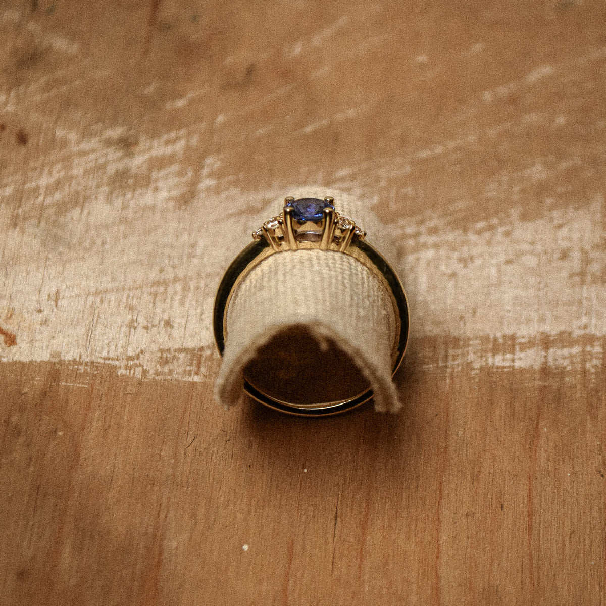 GRACE gold ring with Ceylon sapphire and diamonds