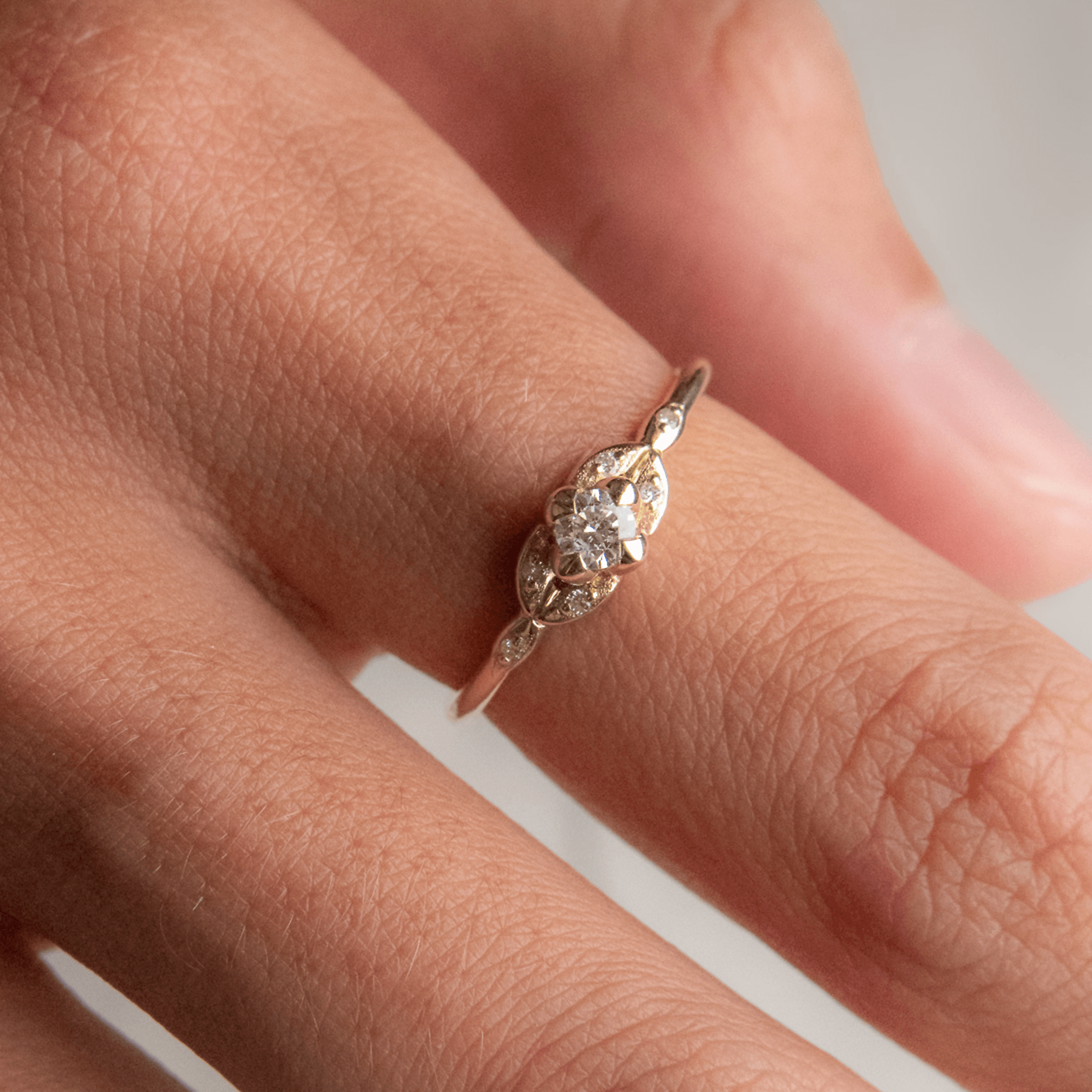 HARMONY złoty pierścionek z brylantami, ornamenty liście i kwiat